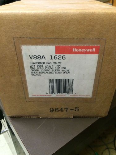 HONEYWELL V88A1626 1-1/4&#034; DIAPHRAM GAS VALVE for use with 24 Volt thermostats