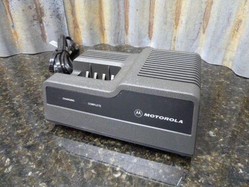 Motorola Model NTN4633C Two Way Radio Battery Charger For P200 HT600 MT1000