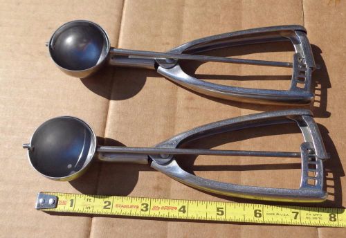 (2) VOLLRATH STAINLESS STEEL #47157 SHERBET SIZE 40SS SQUEEZE DIPPER SCOOP LOT
