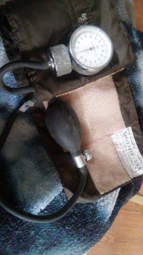 Hader corp- Adult Blood Pressure Cuff Manual Aneroid Sphygmomanometer Gauge