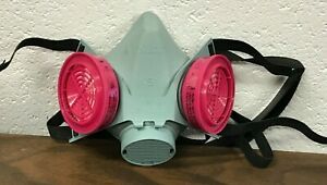 MSA SMALL FACE MASK CANISTER STYLE - CLEAN CANISTERS - SEE PICS ADJUSTABLE STRAP