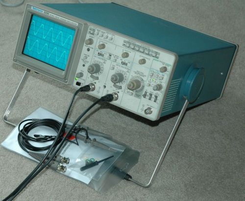 Tektronix 2220 60MHz Digital/Analog Oscilloscope, Two Probes, Power Cord