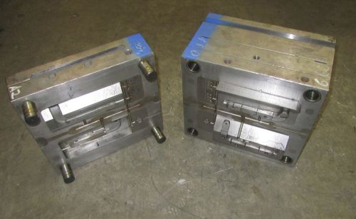 PLASTIC INJECTION TOOLING STEEL MOLD DIE BASE HAS APPROX 2.75&#034; x 9&#034; TWIN POCKETS
