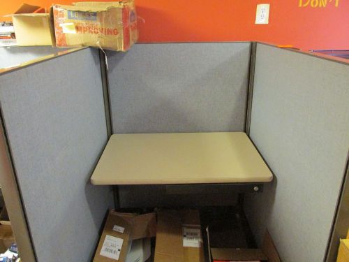 1-SET OF 4 OFFICE CUBICLES WITH LOCKABLE DRAWERS GRAY **USED**