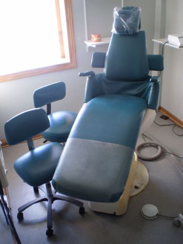 ROYAL DENTAL PATIENT EXAM/TATOO CHAIR MODEL GPI w/ MATCHING ASSISTANT CHAIRS