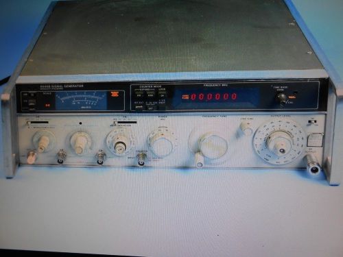HEWLETT PACKARD 8640B SIGNAL GENERATOR WITH OPTIONS 001 AND 003 -------- LOT 563