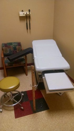 Umf hi-lo power medical exam table 5080, tatoo table.  ship in usa or pick up. for sale