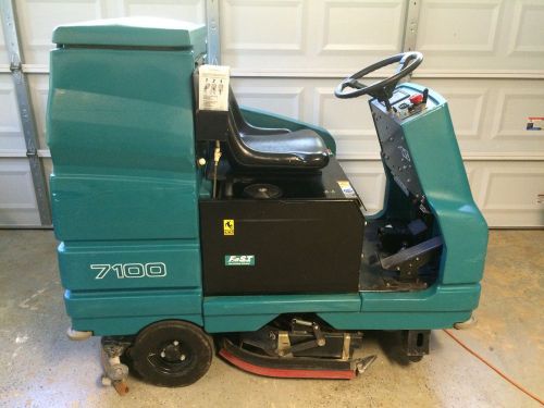 Tennant 7100 Floor cleaning riding scrubber
