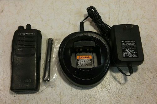 Used Motorola HT750 AAH25SDC9AA3AN UHF 16ch Radio,Charger,Antenna Tested Working