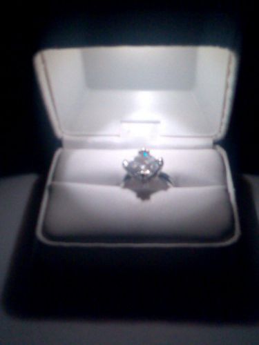 New Fancy White Leather LED LIGHTED illuminated Engagement Ring Box Wedding