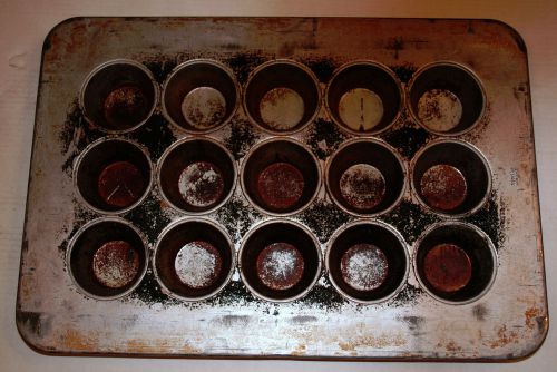 CHICAGO METALLIC Commercial Cupcake Muffin Pan 8 oz. 3 x 5 (15 muffins)