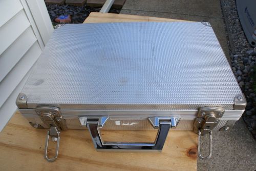 Aluminum carrying case