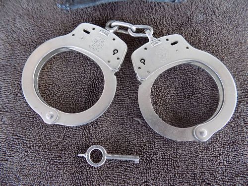 smith and wesson handcuff