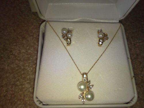 Necklace &amp; Matching Earrings Jewelry in Display Box Pearls &amp; Diamonds Gold Neck