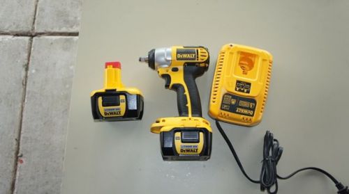 DEWALT DC833 14.4v CORDLESS IMPACT WRENCH 3/8&#034;  Two De9140 One Charger