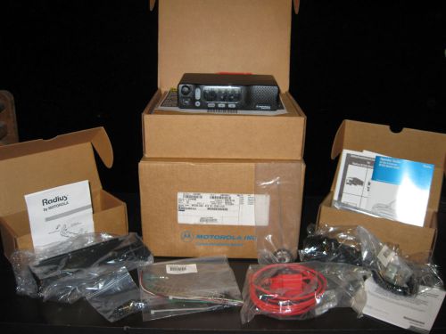 New motorola m1225 uhf mobile radio narrow &amp; wide band, w/ mike, bracket, &amp; more for sale