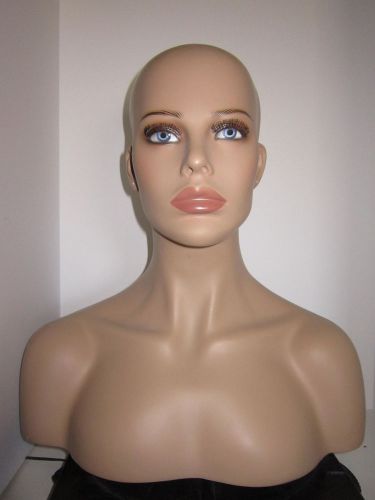 BEAUTIFUL FEMALE MANNEQUIN BUST