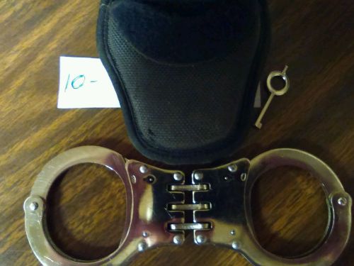 Hinged handcuff
