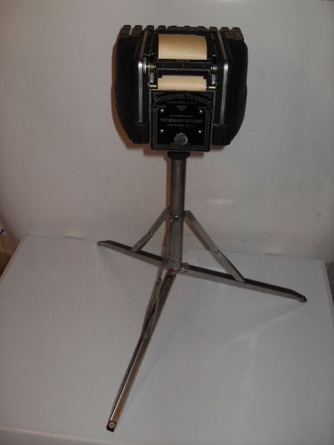 1943 VINTAGE THE HEDMAN COMPANY STENOGRAPH WITH WOOD CASE AND TRIPOD