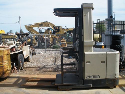 CROWN ORDER PICKER - FORKLIFT &amp; CHARGER IN EX. RUNNING CONDITION