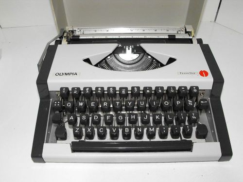 Vintage Olympia Traveller Portable Typewriter With Case In &#034;GWO&#034;