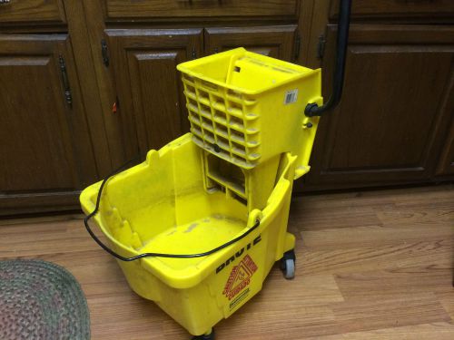 Brute 35 Quart Commercial Rubbermaid Mop Bucket with Wringer