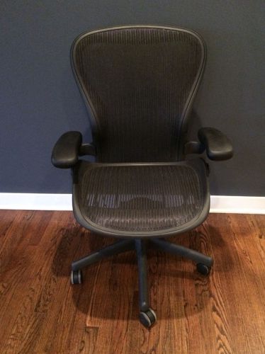 Herman Miller Black Mesh Aeron Chair Graphite Frame Carbon Classic Size C