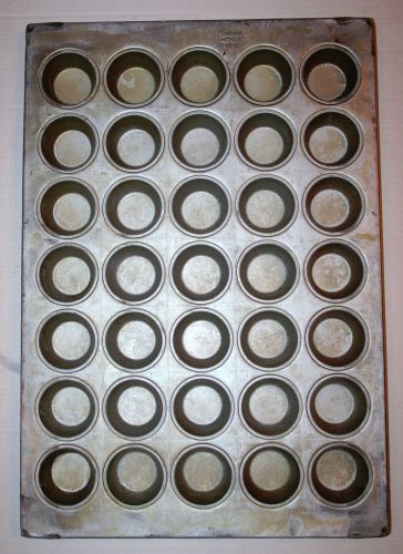 CHICAGO METALLIC Commercial Cupcake Muffin Pan 557D 3.8 oz. 5 x 7 (35 muffins)