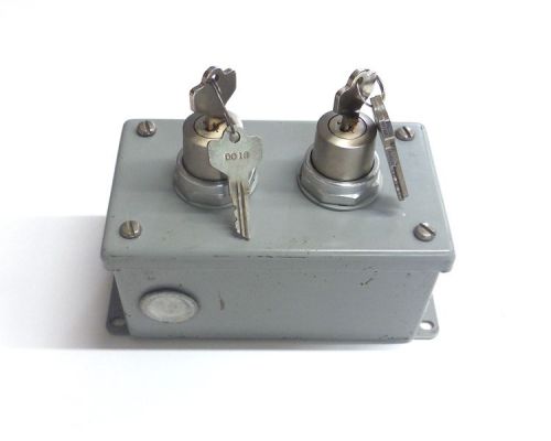 UNKNOWN BRAND ENCLOSURE, 800T-H31 SELECTOR SWITCHS (2)
