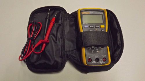 FLUKE 115 TRUE RMS MULTIMETER WITH CASE AND LEADS (MINT)