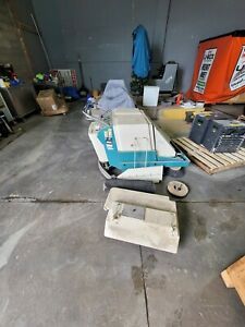 Tennant 186-7878  Battery Operated SCRUBBER/ Sweeper