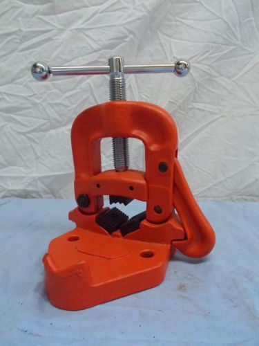 Bench pipe vise clamp on hinged type plumber&#039;s vice 1/2&#034; to 2&#034; capacity for sale