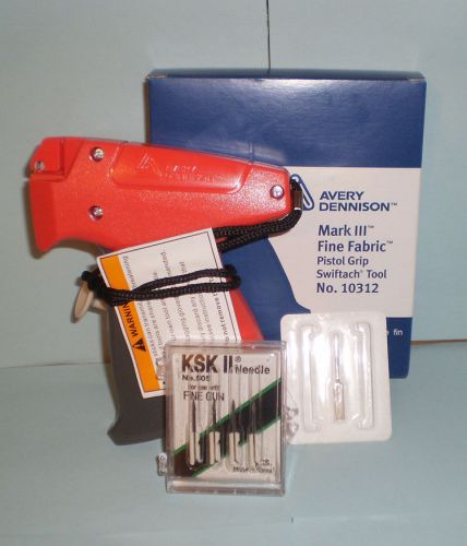 AVERY DENNISON FINE CLOTHING PRICE TAGGING GUN WITH 4 EXTRA NEEDLES MODEL 10312