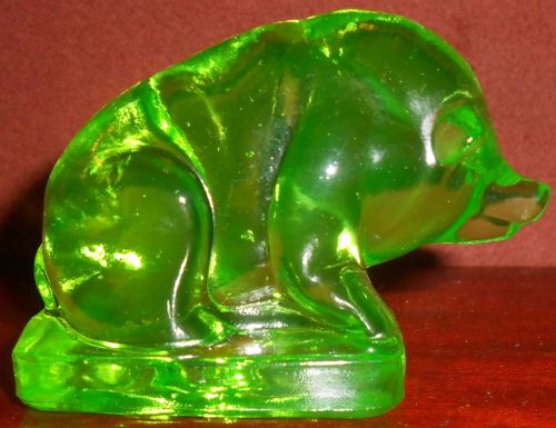 Green Vaseline glass Suee Pig swine paperweight uranium yellow canary piggy Farm