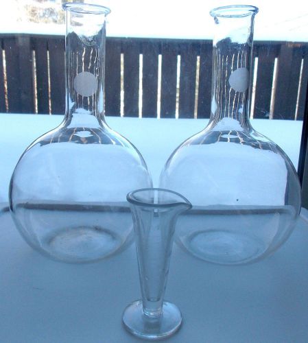 (2) VINTAGE PYREX BOILING FLASK FLAT BOTTOM 1000 ML LAB GLASS 8 3/4&#034; &amp; etched pc