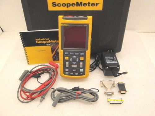 Fluke 123 Industrial Scopemeter 20MHz w/ Access. &amp; Case TESTED - Ships Today!