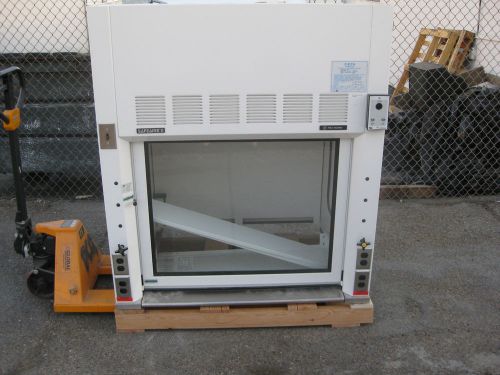 4&#039; Hamilton Fume hood