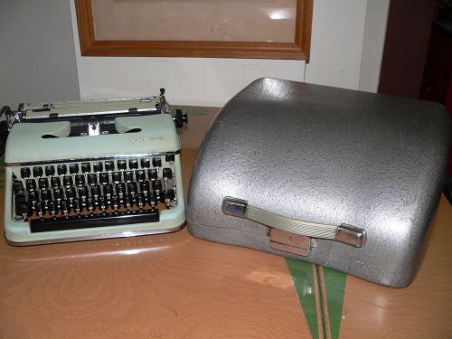 1958-59 OLYMPIA SM3 DELUXE Typewriter W. Germany, Sea-Foam Green w/Case.