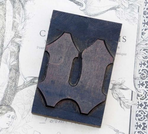 letter: u blackletter wood type 3.54&#034; woodtype font letterpress printing block U