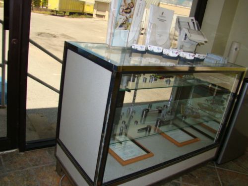 Glass Display Case - Lockable with 2 adjustable glass shelves