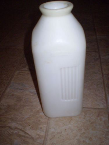 VINTAGE RUBBERMAID CALF BOTTLE HAND RAISING NURSER 2 QT