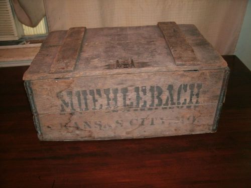 Muehlebach Kansas City Vintage Wooden Beer Box &amp; 24 bottles spring lock lid WOW