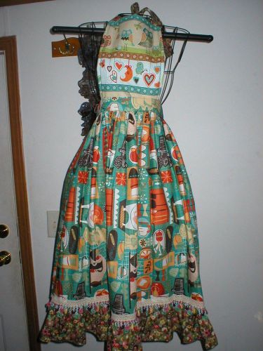 Owls in the Kitchen Full Apron w/matching tablerunner. Turquoise /Aqua