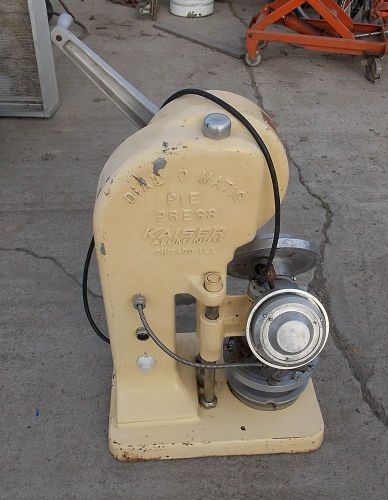KAISER DIAL O MATIC PIE PRESS with dies for pies / dough. TESTED &amp; WORKS