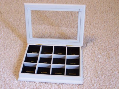 NWOT WILLABEE/WARD BIRTHSTONE JEWELRY DISPLAY CASE - WHITE/GLASS TOP EXCELLENT
