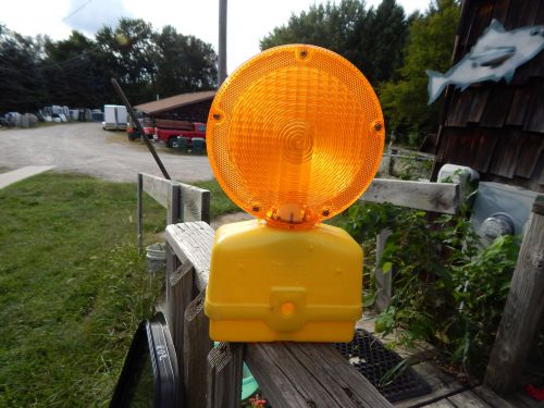 Flex-O-Lite Signal Paralta Barricade Construction Light, 6 Volt,  New