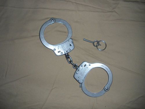 Smith &amp; Wesson Model 103 Stainless Steel Handcuffs with 1 Key
