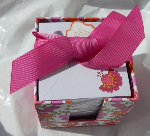 VERA BRADLEY  TAKE NOTE CUBE in &#034;Lilli Bell&#034;, Retails for $16, NEW IN PLASTIC