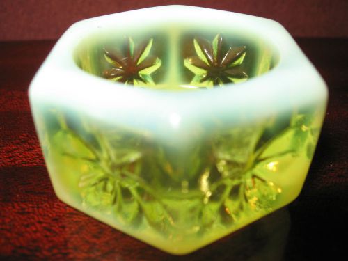 Vaseline Opalescent glass salt dip cellar celt hexagon star pattern uranium opal