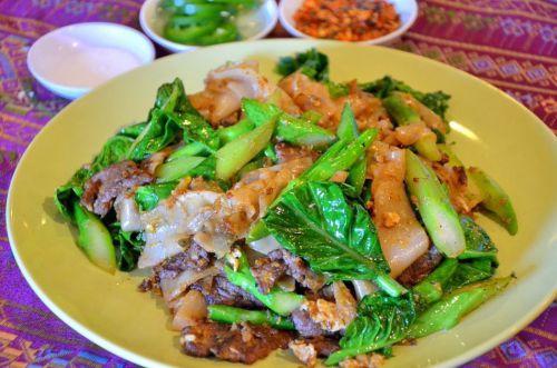 Thai Foods Pad SE-EW MOO (Fried Rice Noodles with Pork) Easy Cooking Menu ***